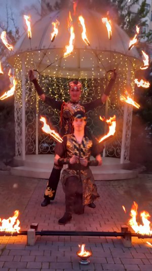 Огненное шоу Tanita Moore  и Саиро