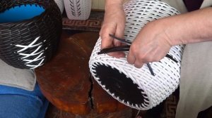 Белые кашпо из искусственного ротанга с орнаментом