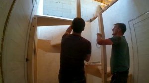 Установка деревянной лестницы на 180 градусов.