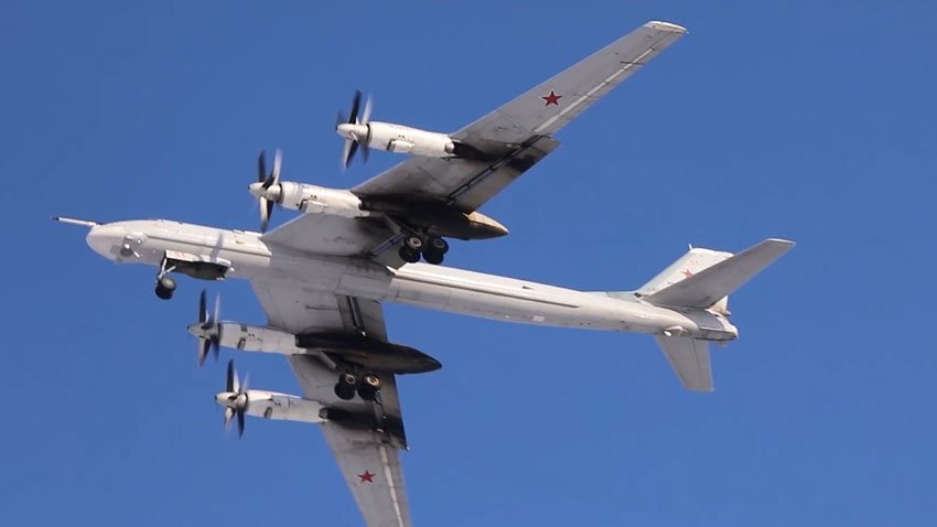 Стратегические ракетоносцы Ту-95МС выполнили плановый полет над Чукотским и Охотским морями