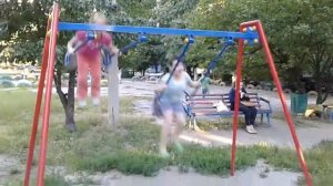 Катаемся на качелях