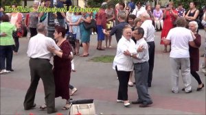 Красивый вальс на улице!!!