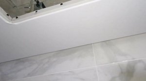 Тропический душ в Парящем натяжном матовом потолоке