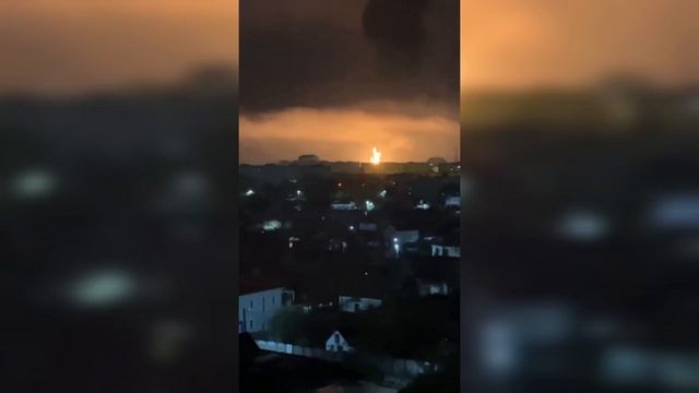 Беспилотник ВСУ атаковал Севастополь — в Казачьей бухте горит резервуар с топливом смотреть онлайн