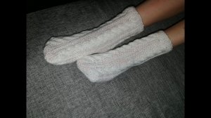 Белые нарядные носки косами на двух спицах