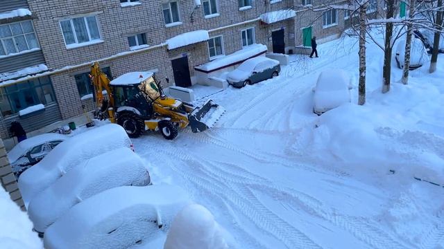 Уборка снега во дворе многоэтажки трактором смотреть онлайн