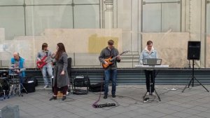 ЛЕНИНГРАД- На лабутенах- уличные музыканты-девочка классно спела