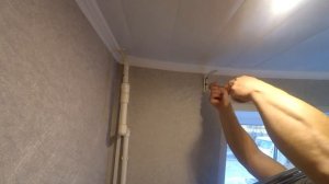 Карниз для штор не держится.