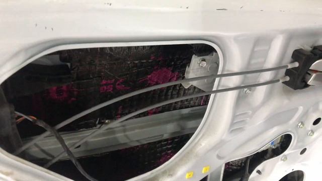 KIA Rio установка вибро- шумоизоляции СГМ. Таким образом, предотвращается проникновение шума в сало