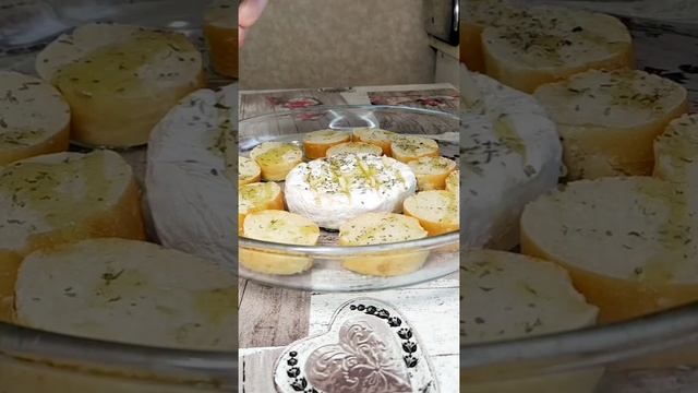 Запечённый сыр камамбер! Камамбер с чесноком и гренками. Вкусная закуска.