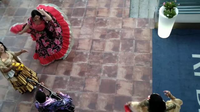 Цыгане у ресторана Крым смотреть онлайн