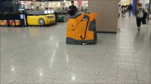Работа робота - пылесоса Naski swingobot 2000 в торговом центре