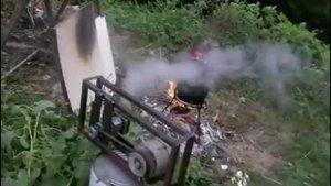 паровой двигатель на дровах крутит электрогенератор (steam engine