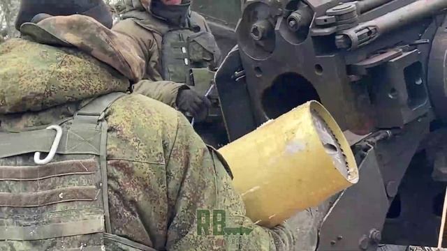 Кадры боевой работы расчётов крупнокалиберных нарезных пушек "Гиацинт-Б" бойцов РФ. смотреть онлайн