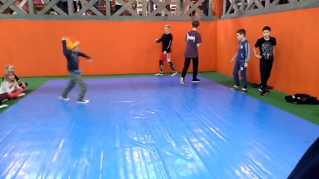 Брейкданс на одной из смен инструктором Акробатики в Белка парк! Я у них тоже тренировался-дружим!. смотреть онлайн
