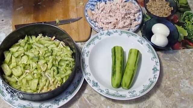 НЕРЕАЛЬНО ВКУСНЫЙ ПРАЗДНИЧНЫЙ САЛАТ из куриной грудки и блинов. Простой рецепт. смотреть онлайн