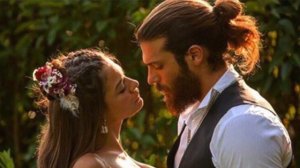 Can Yaman and Demet Özdemir met at the award ceremony