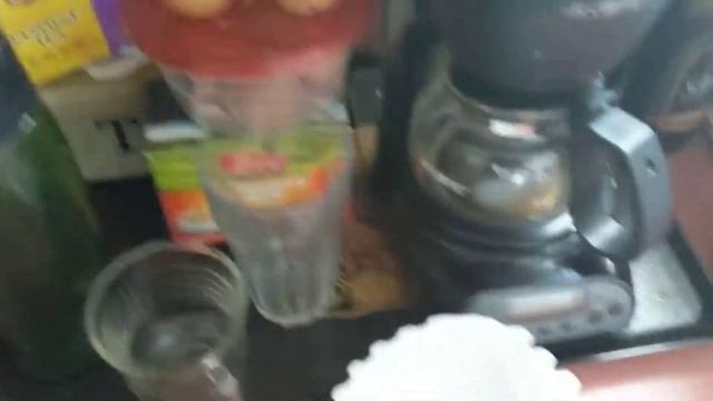 Eggshells in Coffee grinds tip! Reduce acid. смотреть онлайн