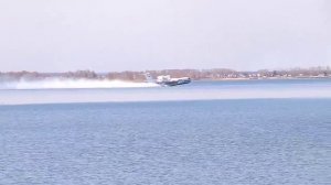 Самолет-амфибия БЕ-200ЧС набирает воду