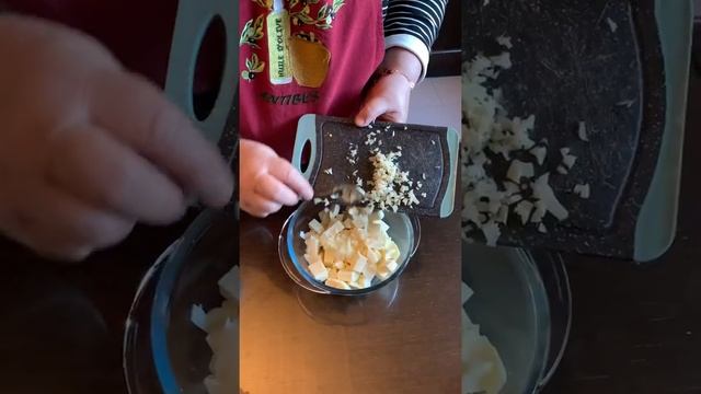 Сыр сулугуни, маринованный в травах и чесноке смотреть онлайн