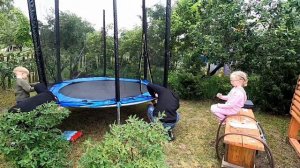 Открываем дачный сезон. Устанавливаем батут. Наполняем песочницу. Влог. Часть 2