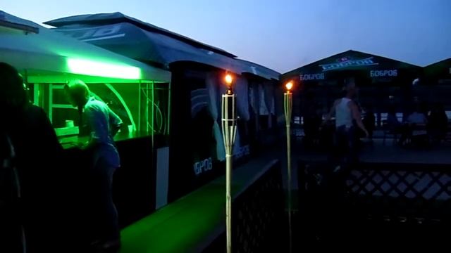 Вечером у кафе Кусочек Сочи смотреть онлайн