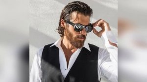 Can Yaman se dirigió a quienes le criticaron en la noche de premios: "No podréis destruirme...