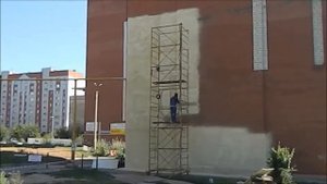 Напыление пенополиуретана на кирпичный многоэтажный дом / Работа с ППУ