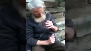 Дед играет на ложках