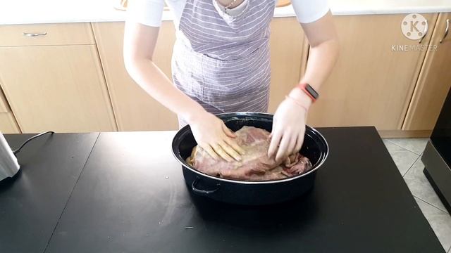 Козье мясо. Козлятина в духовке. Молодой козлёнок с картошкой в духовке. Κατσικάκι. Нога козлёнка.