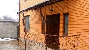 Длинный козырек над крыльцом, над входом, длинный навес к стене дома, опоры
