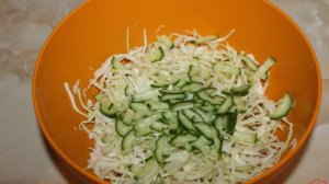 Салат из капусты с огурцом и красным сладким перцем