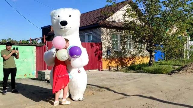 Многие хотят себе такой подарок! Поздравление от белого медведя