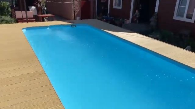 Бассейн с террасой на улице