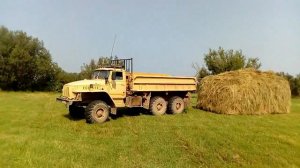 Урал 5557 тянет сено в гору