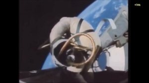 Первый выход в открытый космос американцев.