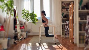 Девушка отжимания на брусьях 40+ раз