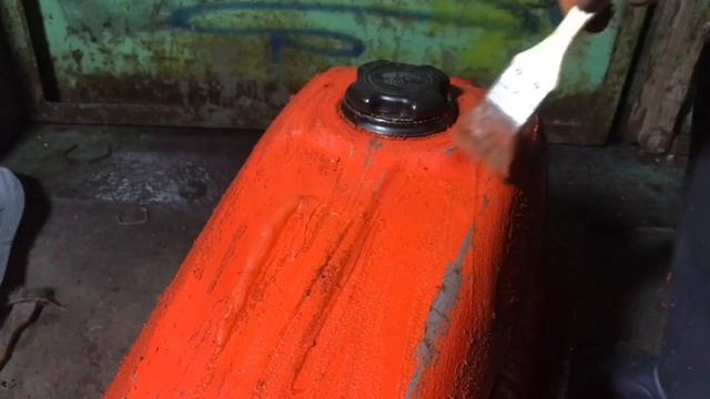 Смыв старой краски. Подготовка бензобака от Явы к покраске. смотреть онлайн