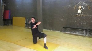 Акробатические трюки в исполнение балетмейстера Академии кавказских танцев