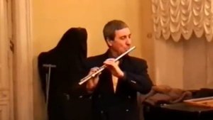 Играет Ю. Н. Должиков (флейта)