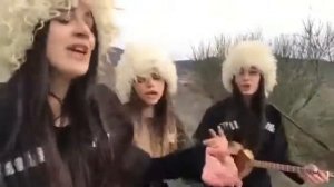 Грузинское трио поёт на русском языке
