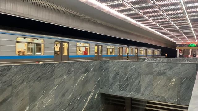Станция «Геологическая» | День города | Шестёрка и полное освещение на станции