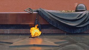 Минута молчания и фрагмент песни "День победы" (Первый +8, 09.05.2020)