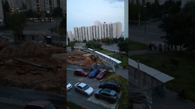 Вот что происходит, когда беспредел со строкой возле дома. Люди стоят стеной смотреть онлайн