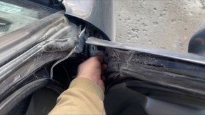 Замена петель водительской двери на Nissan Cefiro A32