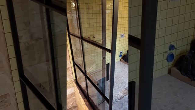 Работа доводчика Стеклянная перегородка лофт смотреть онлайн