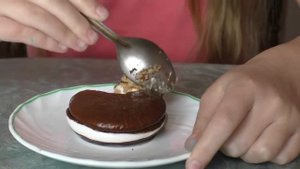 РАЗОГРЕВАЕМ ЧОКОПАЙ В МИКРОВОЛНОВКЕ ( HEATING CHOCO-PIE IN MICROWAVES )