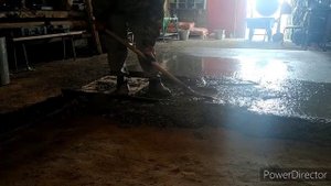 Заливаем бетонный пол в гараже по маякам.