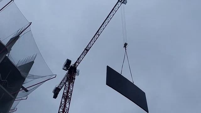 Монолитные работы. Подъём сборно щитовой опалубки на этаж