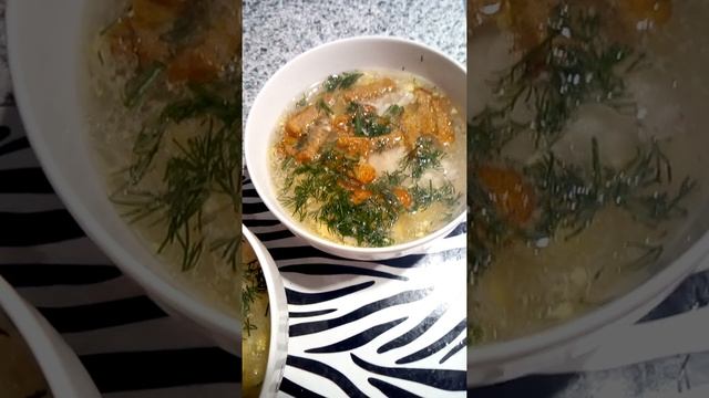 Куриный бульон с яйцом сухариками и зеленьюСтавьте лайки подписывайтесь на мой канал